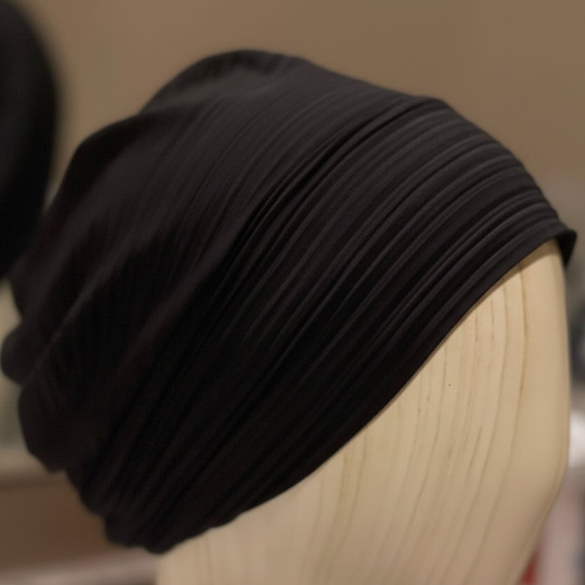 Luna in black pleats