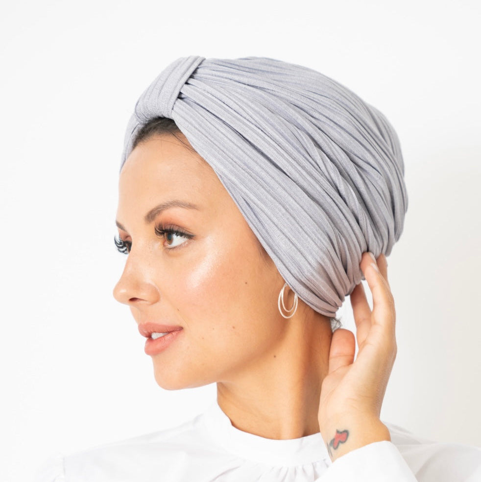 Vanna in light grey pleats