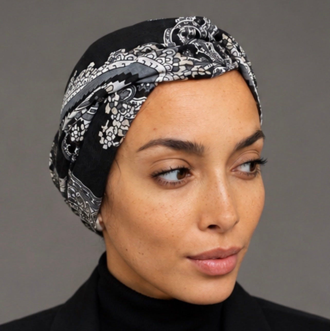 Twist in black paisley