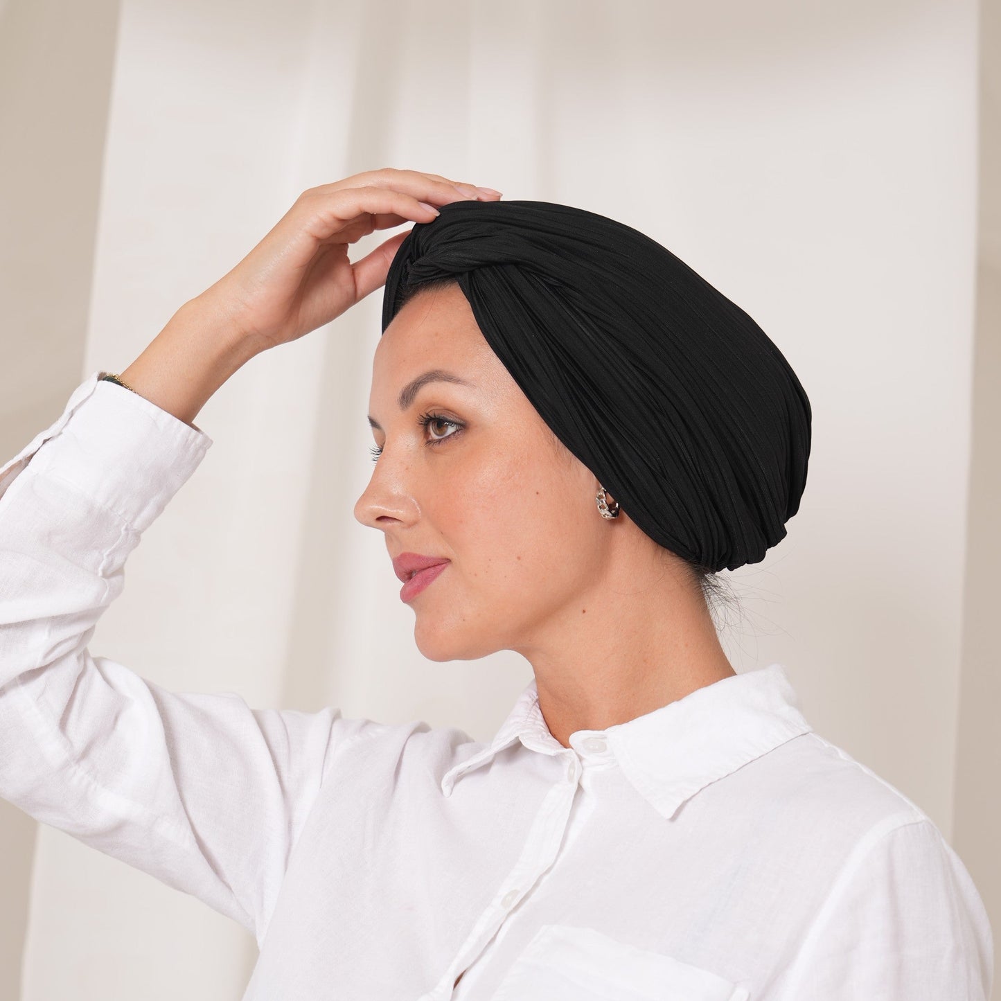 Twist in black pleats