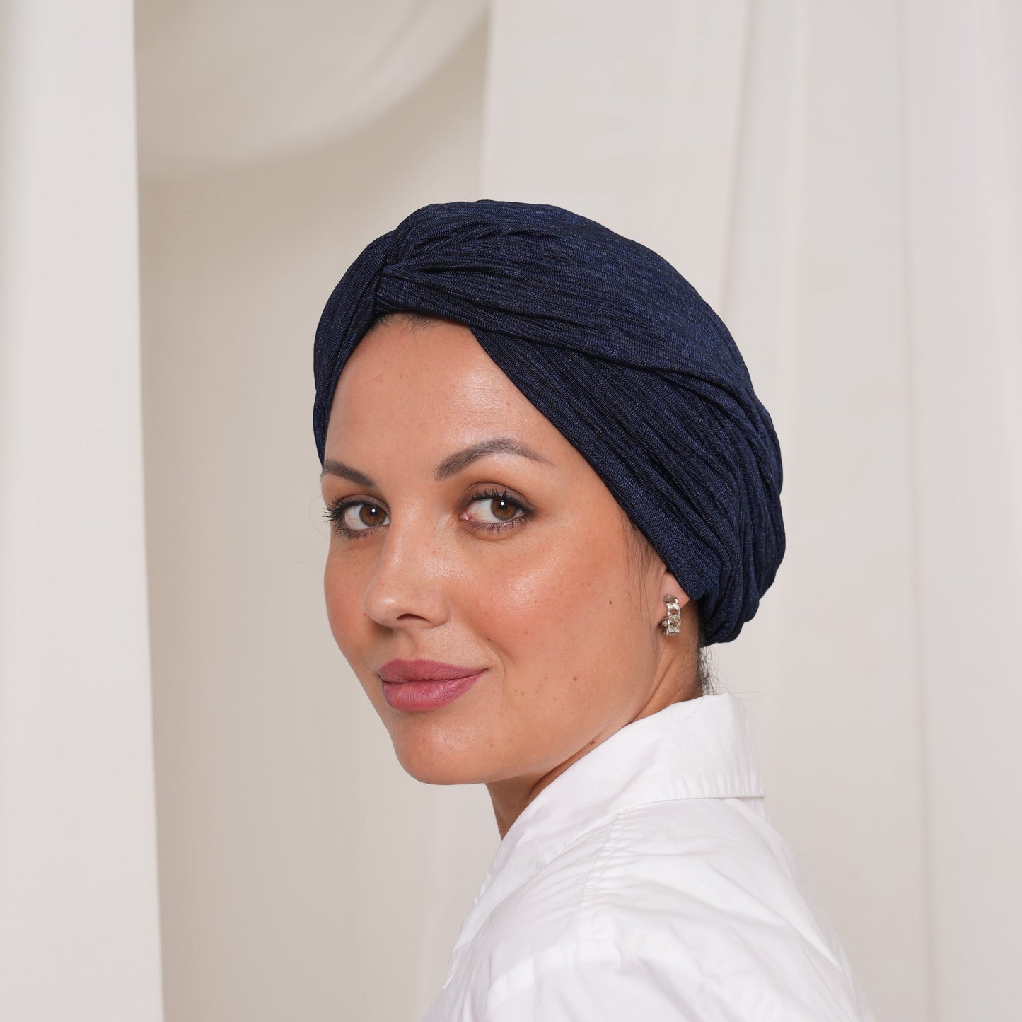 Twist in navy blue pleats