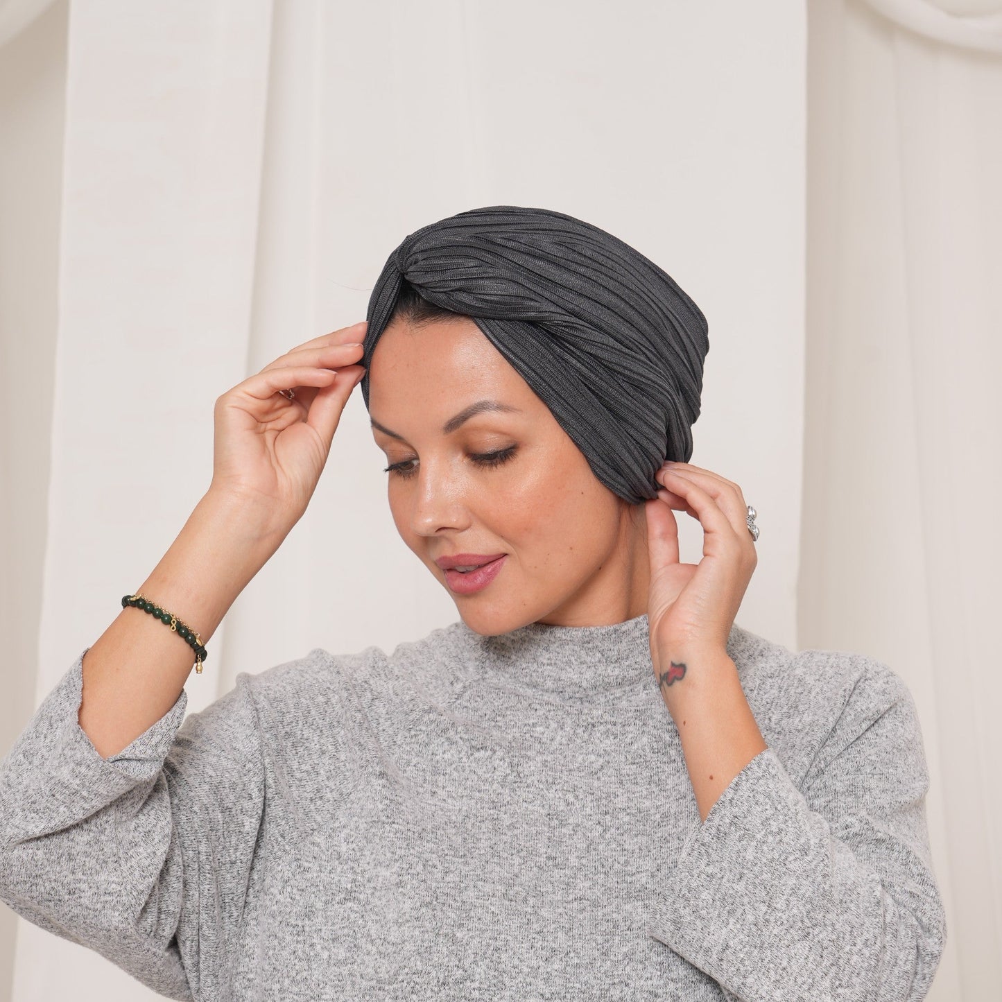Twist in dark grey pleats