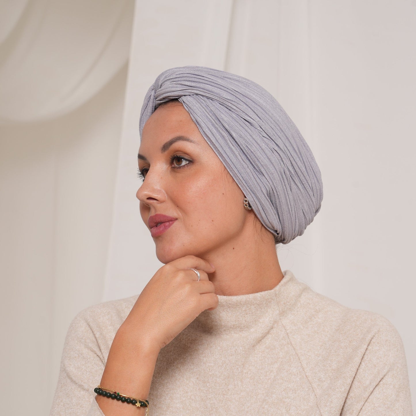 Twist in light grey pleats